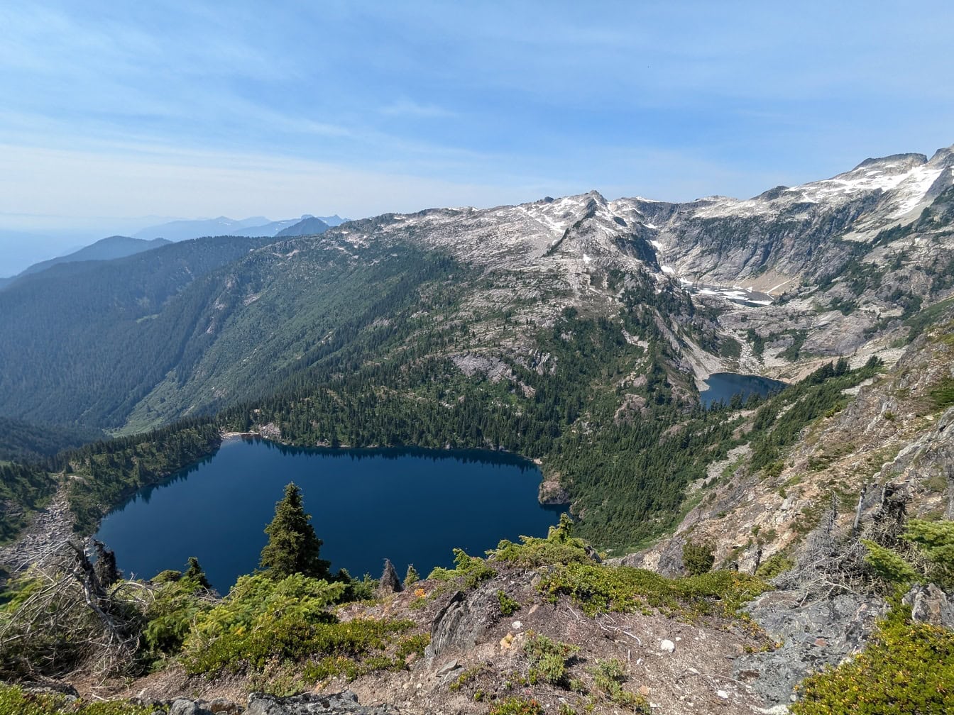 Innsjø omgitt av fjell i North Cascades nasjonalpark i Washington