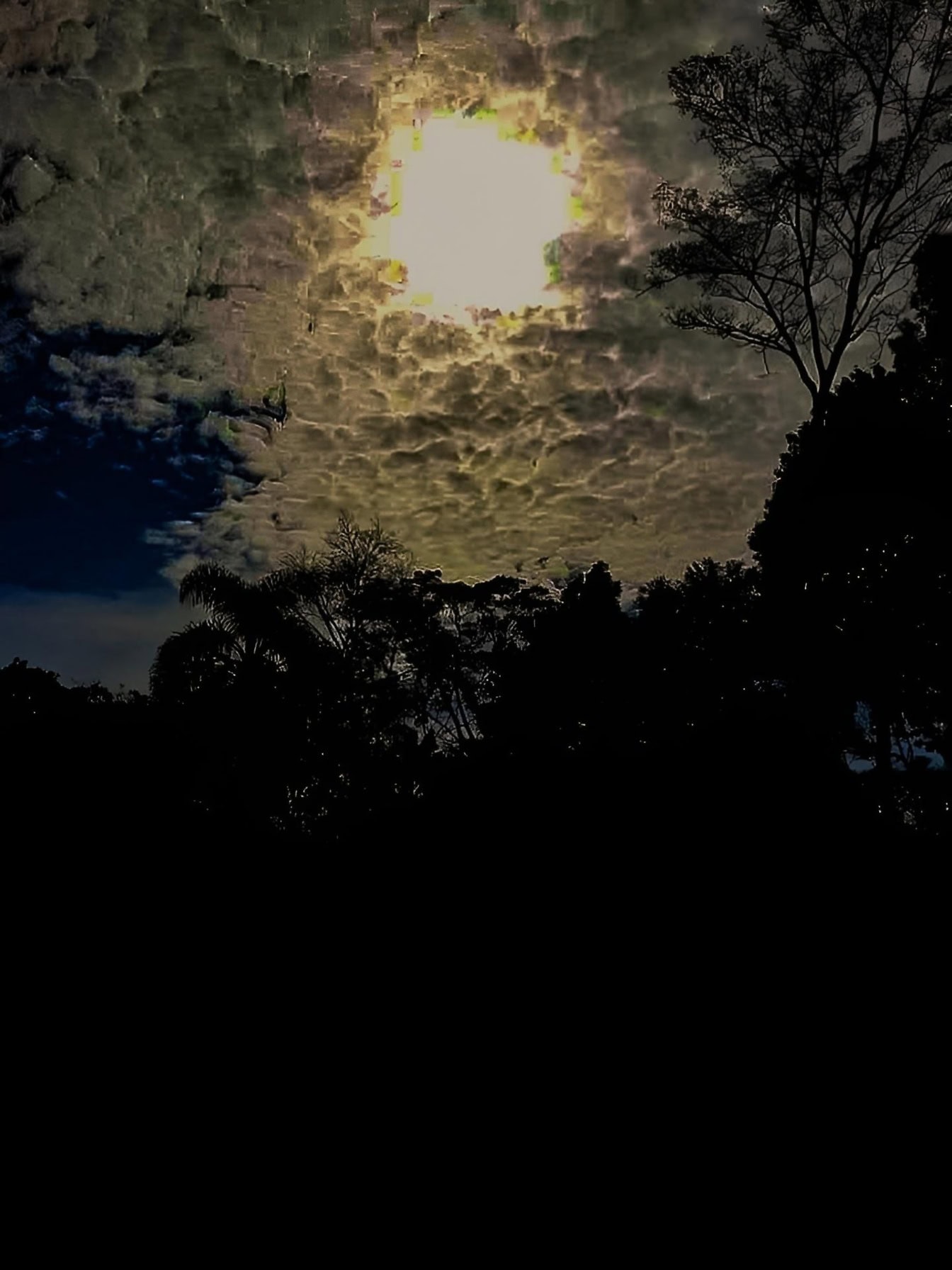 Polnočná mesačná krajina s Mesiacom na oblohe medzi mrakmi