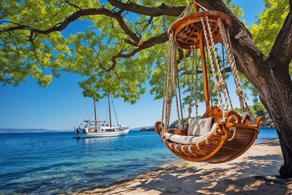 Balançoire en bois de style victorien sur une plage au bord de la mer