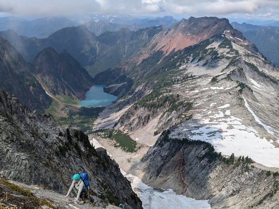 Un alpinista professionista che scala una montagna al picco Vesper nella regione delle North Cascades a Washington