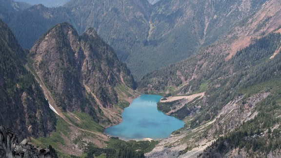 Lake surrounded by mountains at Vesper peak in region of the North Cascades in Washington