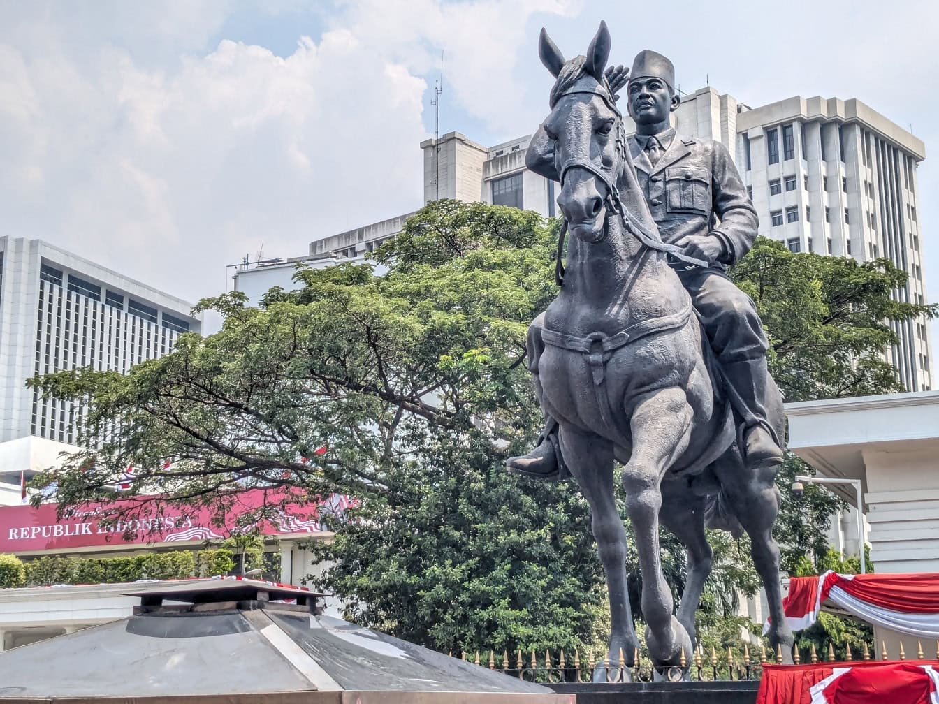 Brons beeldhouwwerk van een man op een paard in Jakarta, Indonesië, kunstwerk van ruiterstandbeeld