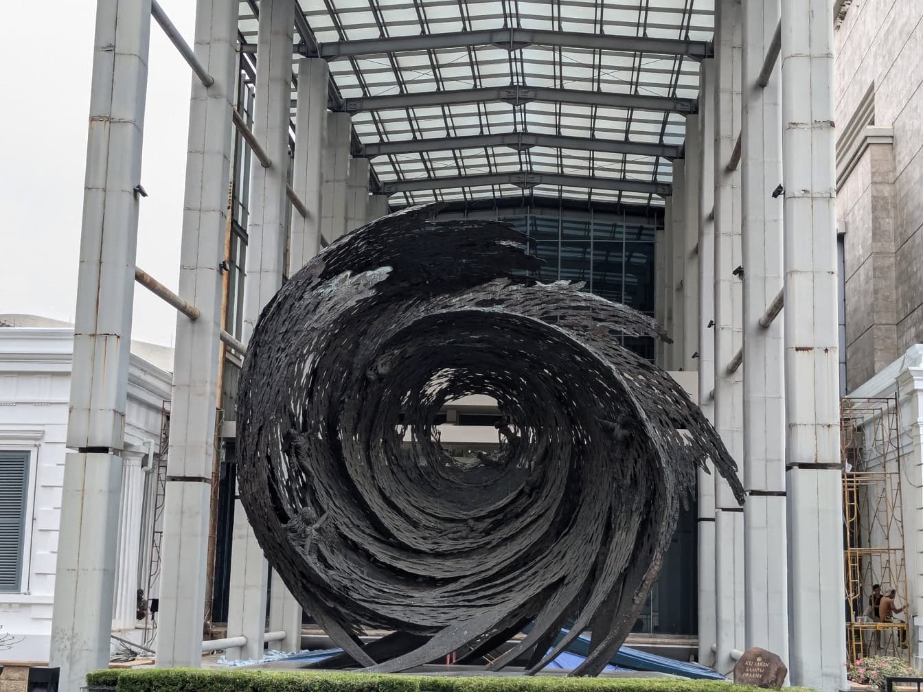 Grande scultura nera in stile vortice al museo nazionale dell’Indonesia