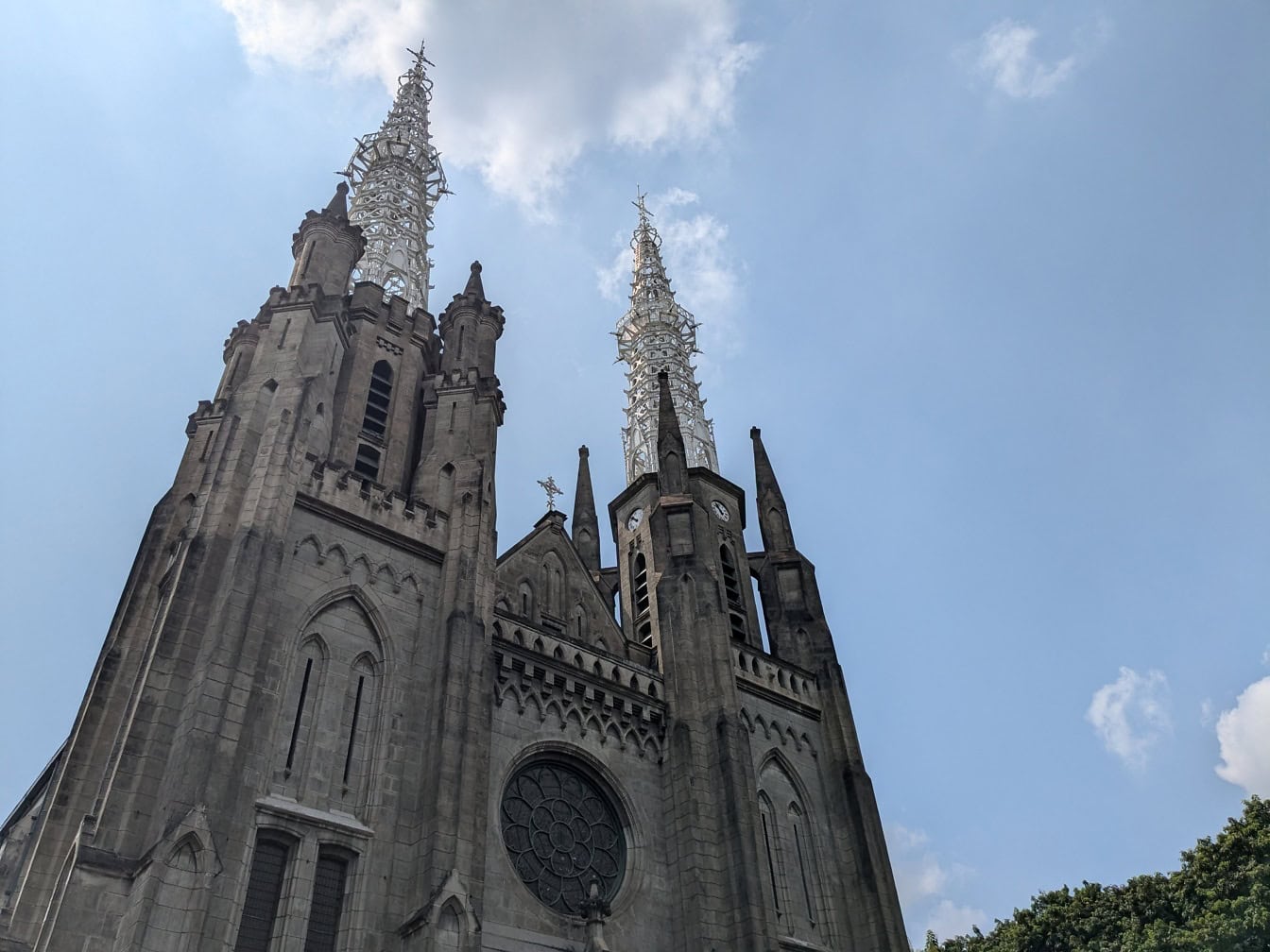 Den romersk-katolske kirke Vor Frue af Himmelfart med store tårne i nygotisk arkitektonisk stil i katedralen i Jakarta, Indonesien