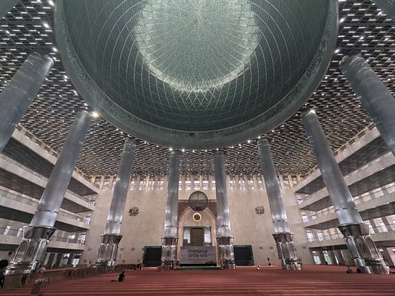 Grand plafond en forme de dôme de la mosquée Istiqlal à Jakarta en Indonésie, la plus grande mosquée d’Asie du Sud-Est