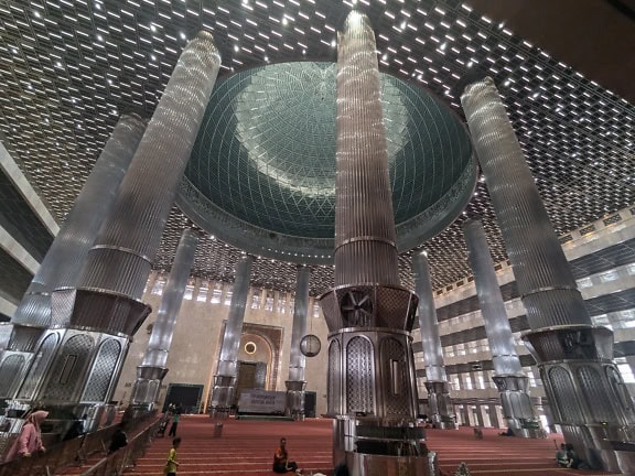 Majestueus interieur van de grootste moskee in Zuidoost-Azië, de Istiqlal-moskee in Jakarta in Indonesië