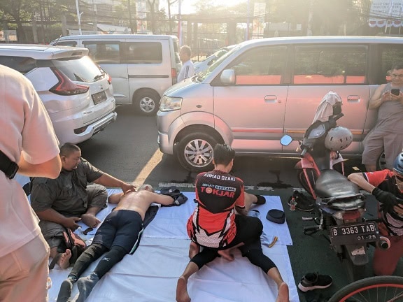 Una dimostrazione di primo soccorso da parte di un operatore della Croce Rossa in strada