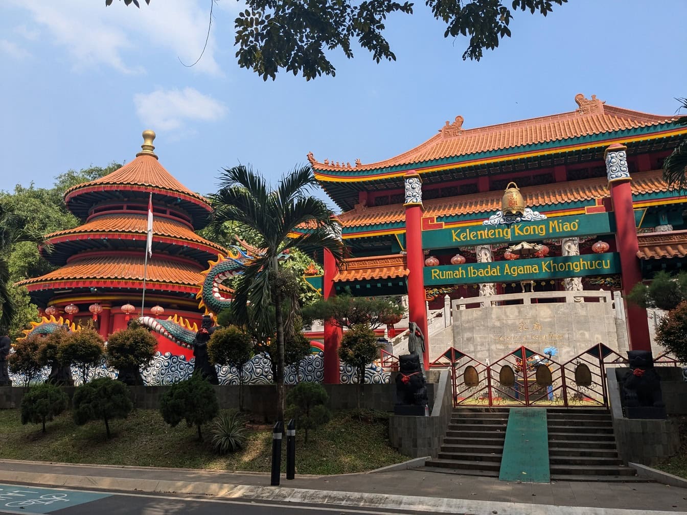 Le temple Kelenteng Kong Miao ou Litang de Kong Miao, un lieu de culte pour la religion confucéenne et une attraction touristique célèbre à Jakarta, en Indonésie