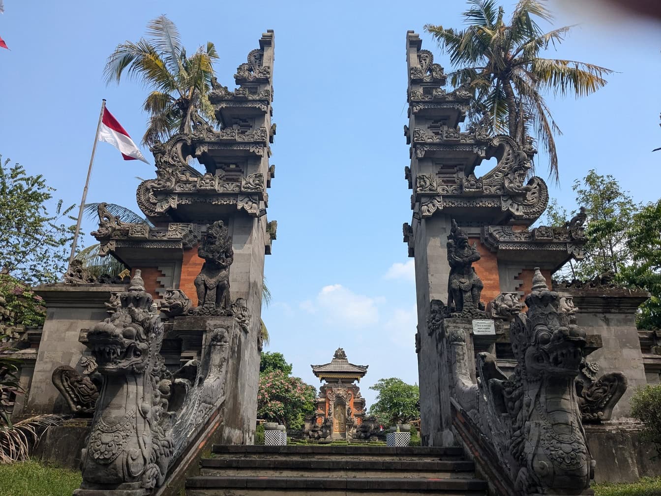 Ornamento in pietra all’ingresso del tempio Taman Mini Indonesia Indah