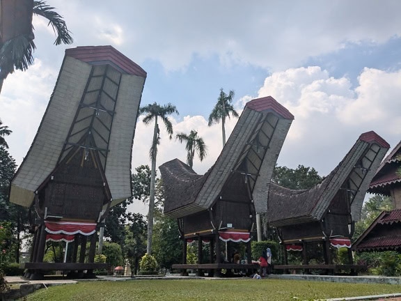 Historiska indonesiska hus med ett majestätiskt tak arkitektonisk stil på Taman Mini Indonesia Indah, en turistplats i östra Jakarta, Indonesien