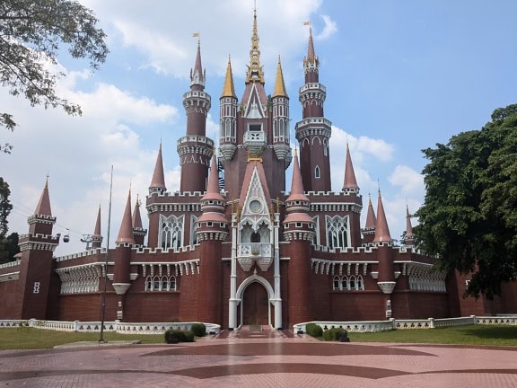 Istana Anak-anak Indonesien, ein Märchenschloss und Spielplatz an der berühmten Touristenattraktion Taman Mini Indonesia Indah in Jakarta