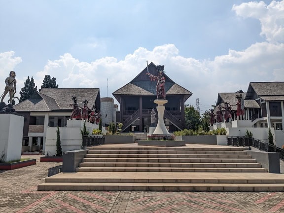 Statua tradizionale indonesiana nel patio in cima alle scale di Anjungan Sulawesi Utara