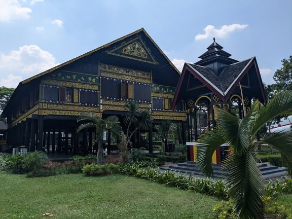 Estilo arquitetónico tradicional de uma casa no pavilhão de Nanggroe Aceh Darussalam no parque de Taman Mini Indonésia Indah em Jacarta, Indonésia