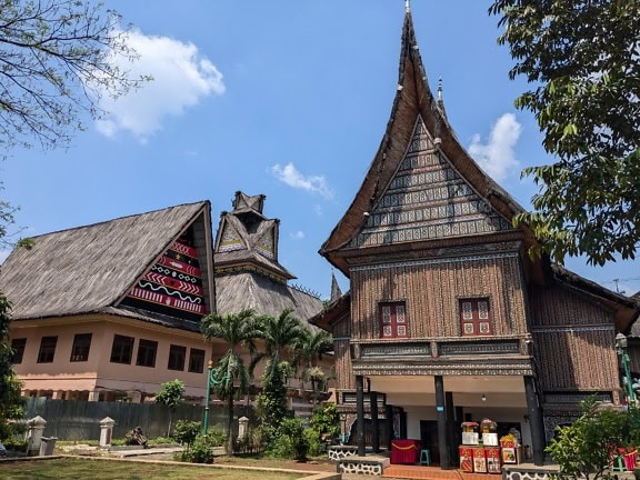 Traditionelle landsbyhuse i den vestlige Sumatra-pavillon i Taman Mini Indonesia Indah-parken i Jakarta, Indonesien