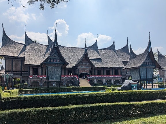 Tempio tradizionale in stile architettonico indonesiano a Taman Mini Indonesia Indah