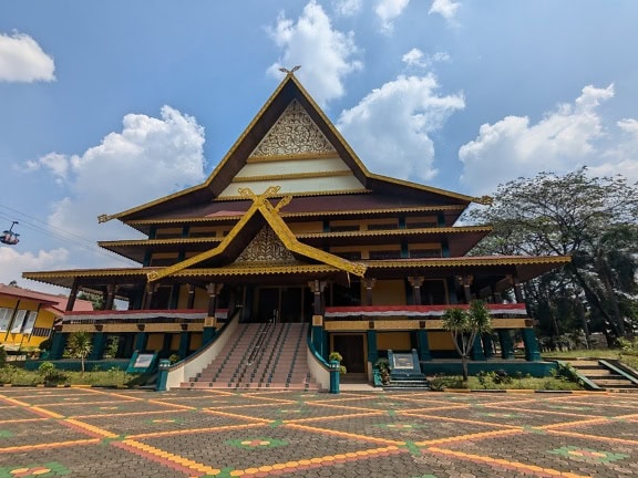 Uma casa tradicional da Indonésia com uma escadaria e um belo pátio