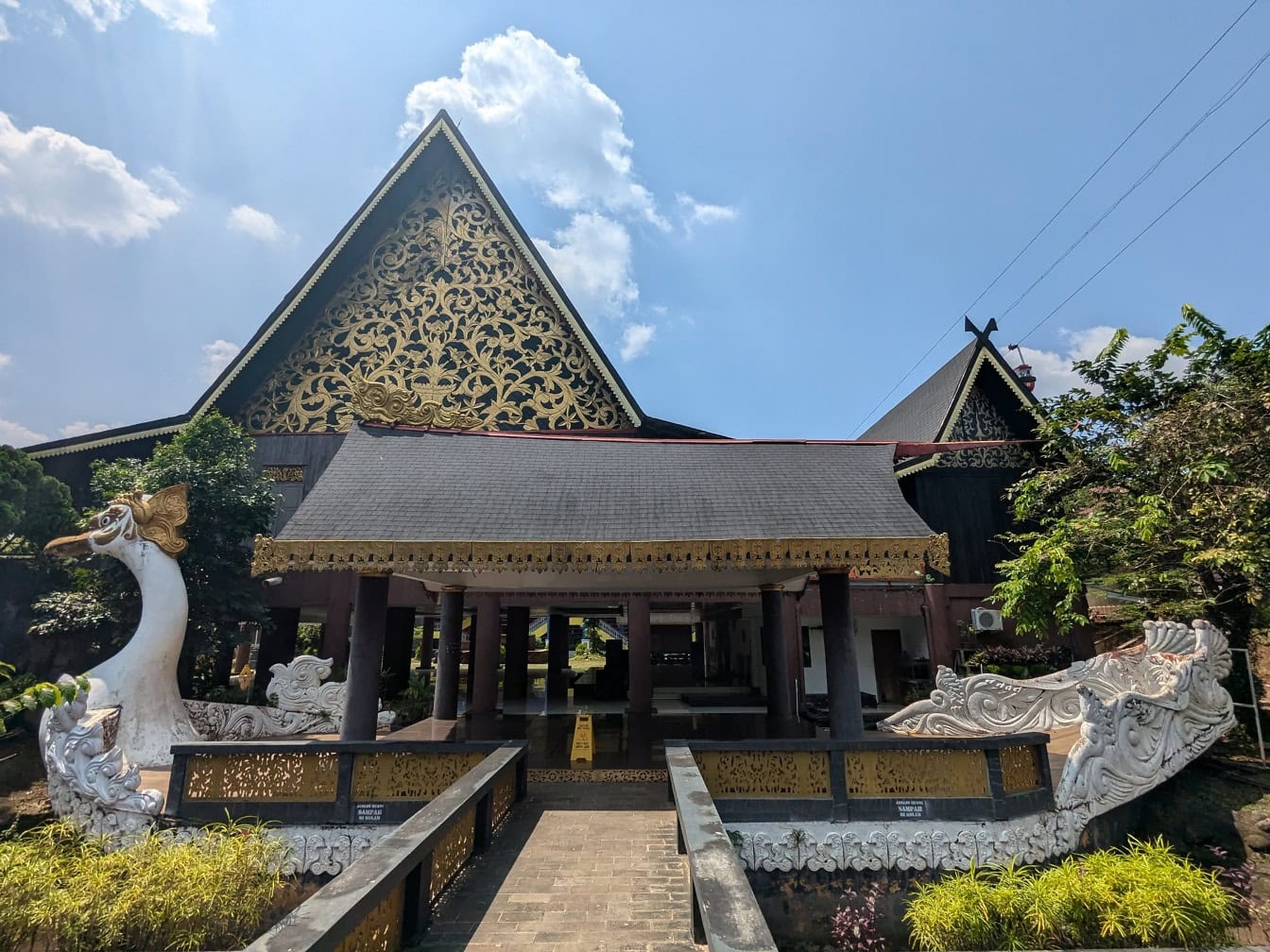 Außenansicht von Kajang Lako, einem traditionellen Haus im Jambi-Pavillon in Taman Mini Indonesia Indah-Tempel in Jakarta, Indonesien