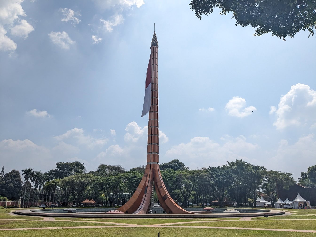 Høyt tårn med et flagg på Taman Mini Indonesia Indah et kulturområde i Øst-Jakarta, Indonesia