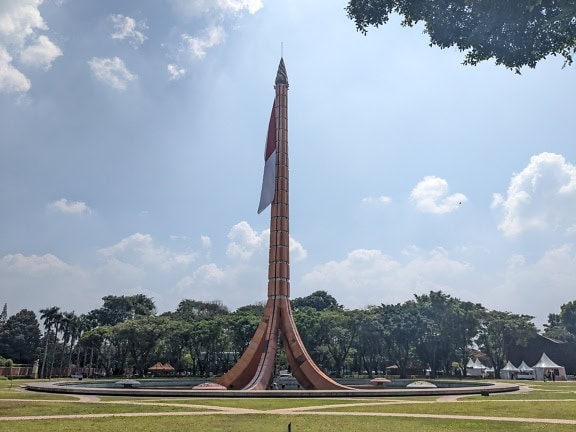 Alta torre con una bandiera su di essa a Taman Mini Indonesia Indah un’area culturale a East Jakarta, Indonesia