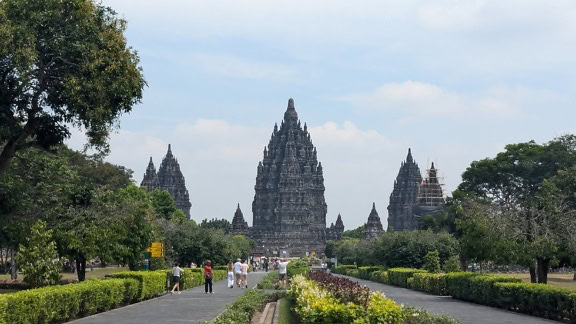 Garten vor dem Borobudur Merapi Prambanan Tempel, einem Hindu-Tempel in Yogyakarta auf Java, Indonesien, einer besonderen Stätte der UNESCO und des Hinduismus