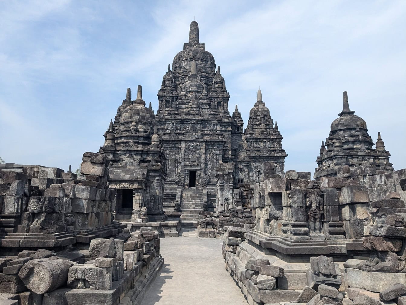 Archeologické nálezisko UNESCO, chrám Sewu v chrámovom komplexe Candi Prambanan v Indonézii