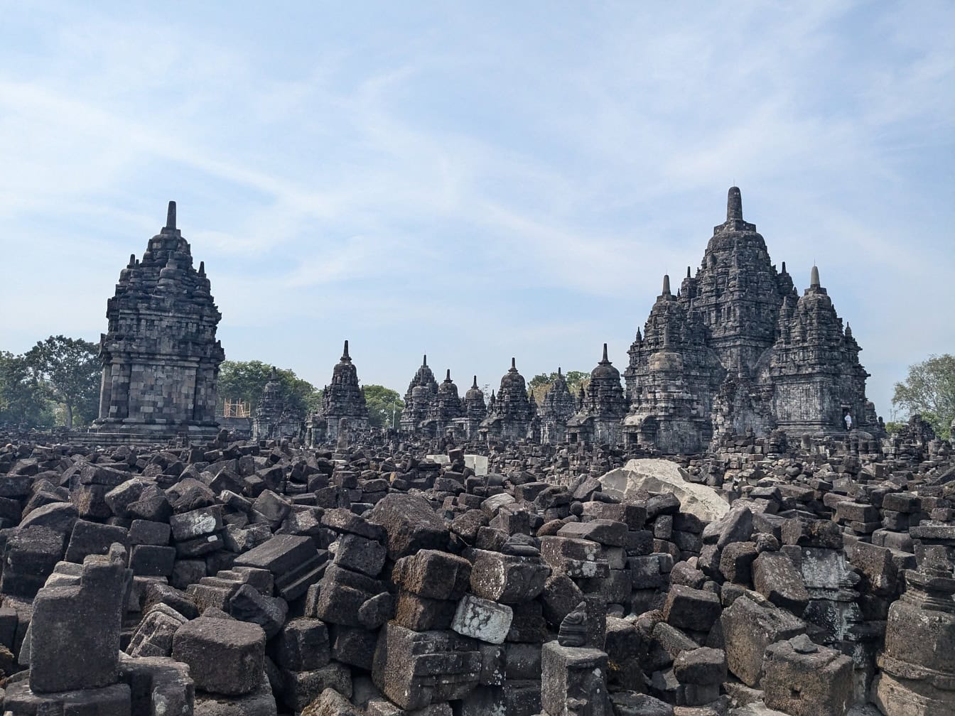 Ruínas do templo de Prambanan na Indonésia, um famoso local hindu e turístico