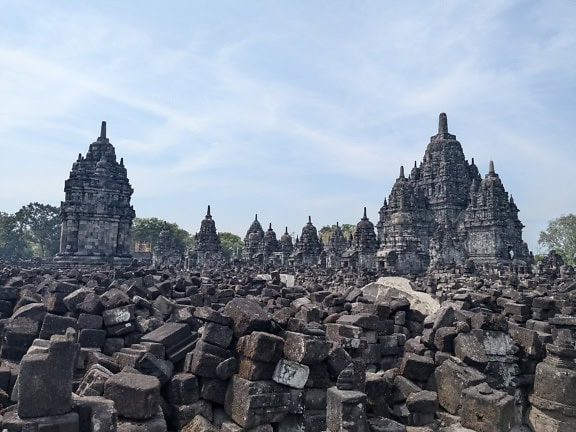 Ruiny chrámu Prambanan v Indonézii, známe hinduistické a turistické miesto