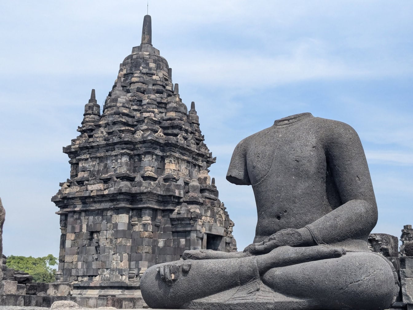 Estátua de um homem sem cabeça no templo de Prambanan, um templo hindu em Yogyakarta em Java do sul, Indonésia