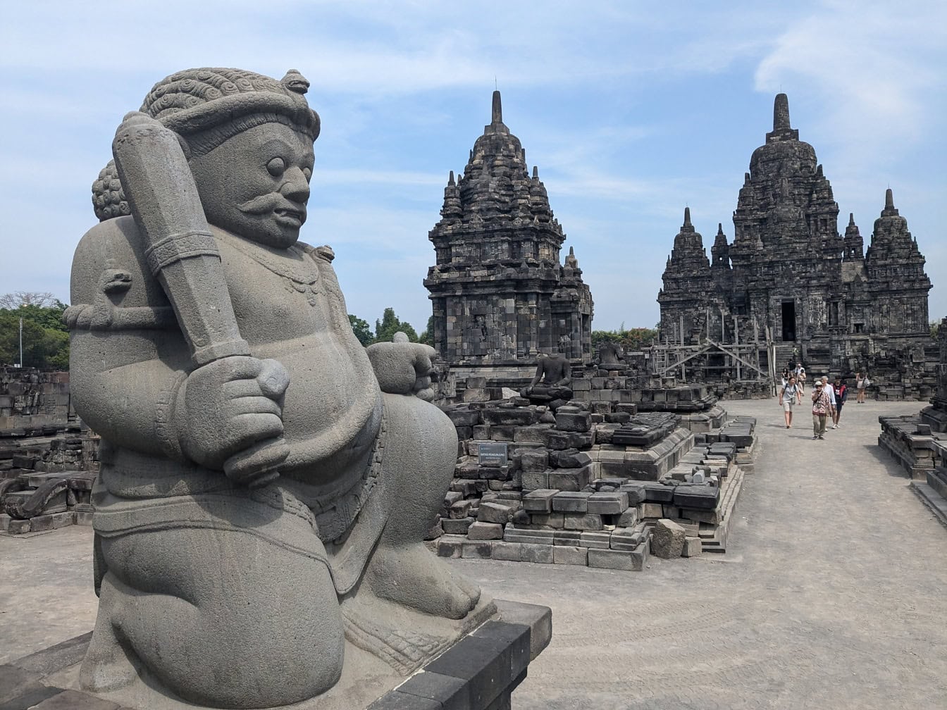 Endonezya’nın Java kentinde bulunan UNESCO dünya mirası listesindeki bir Hindu tapınağı olan Candi Sewu tapınağındaki Dvarapala heykeli