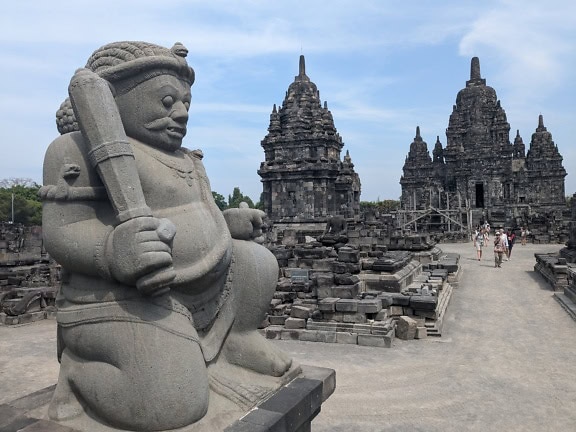 รูปปั้น Dvarapala ที่วัด Candi Sewu ซึ่งเป็นวัดฮินดูที่ได้รับการขึ้นทะเบียนเป็นมรดกโลกขององค์การยูเนสโกตั้งอยู่บนเกาะชวา ประเทศอินโดนีเซีย