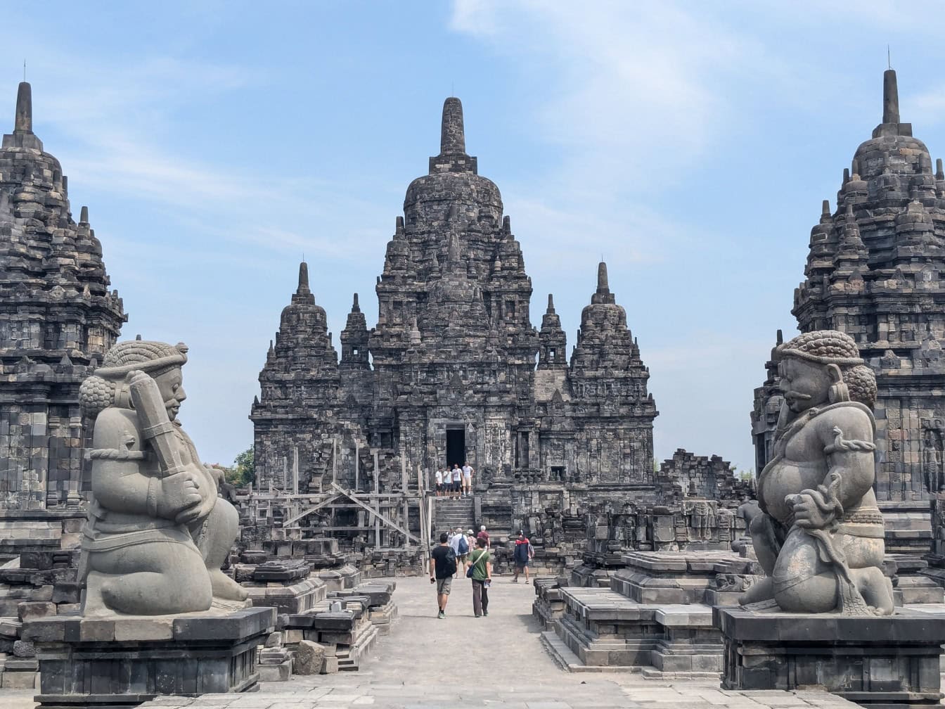 Ett religiöst tempel Prambanan Candi i Indonesien, en plats för att dyrka hinduismen, ett av UNESCO:s världsarv