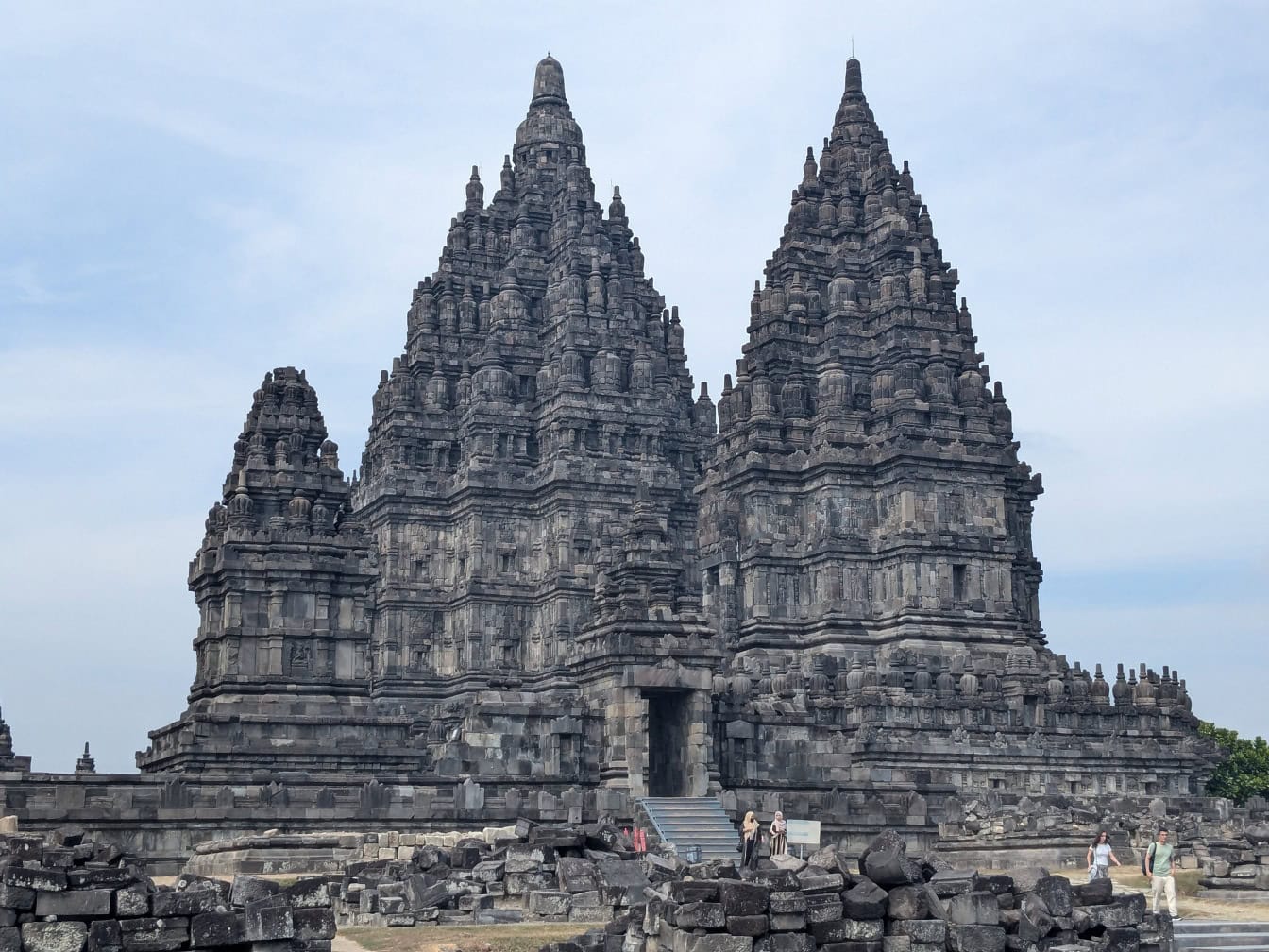 Starożytne budynki sakralne w hinduistycznej świątyni Prambanan w Yogyakarcie, na południowej Jawie w Indonezji