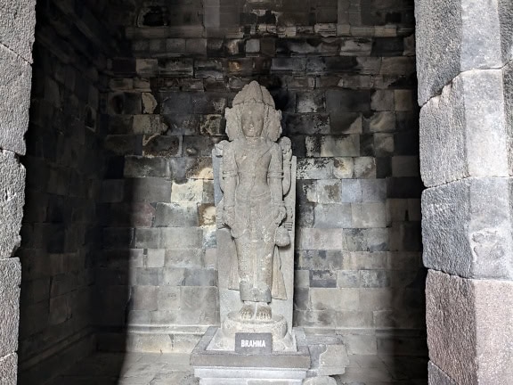 Estatua de piedra hindú del siglo IX de la diosa Brahma