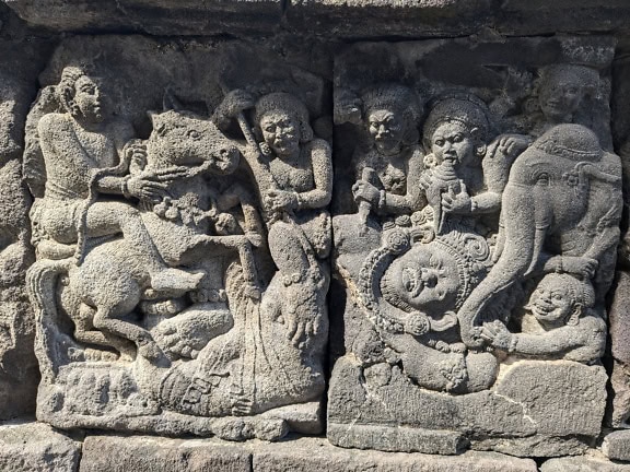 Deuses e deusas hindus da mitologia hindu no templo de Candi Prambanan em Java, Indonésia