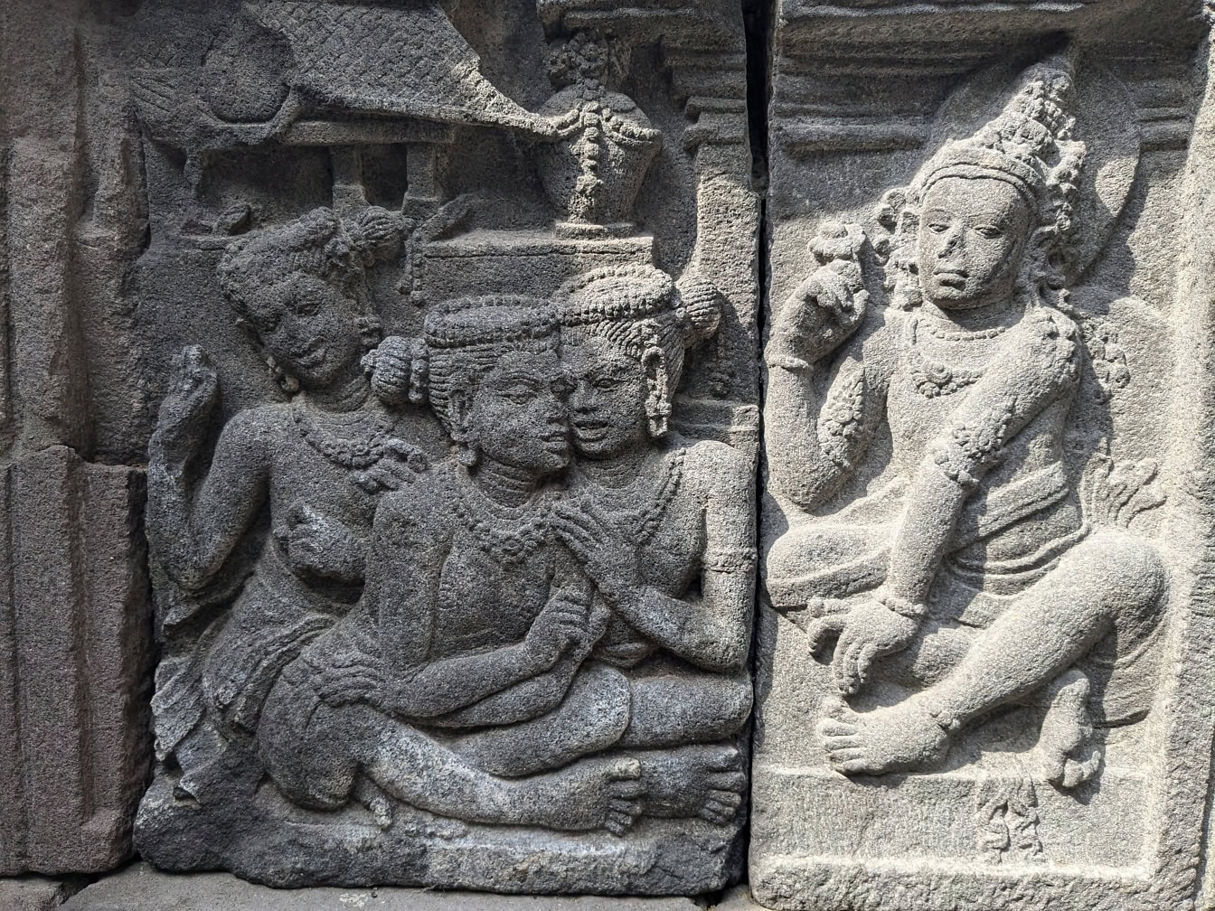 Steinrelieffer av en hinduistisk gud ved Candi Prambanan eller Rara Jonggrang-tempelet i Indonesia, et sted å tilbe hinduismen