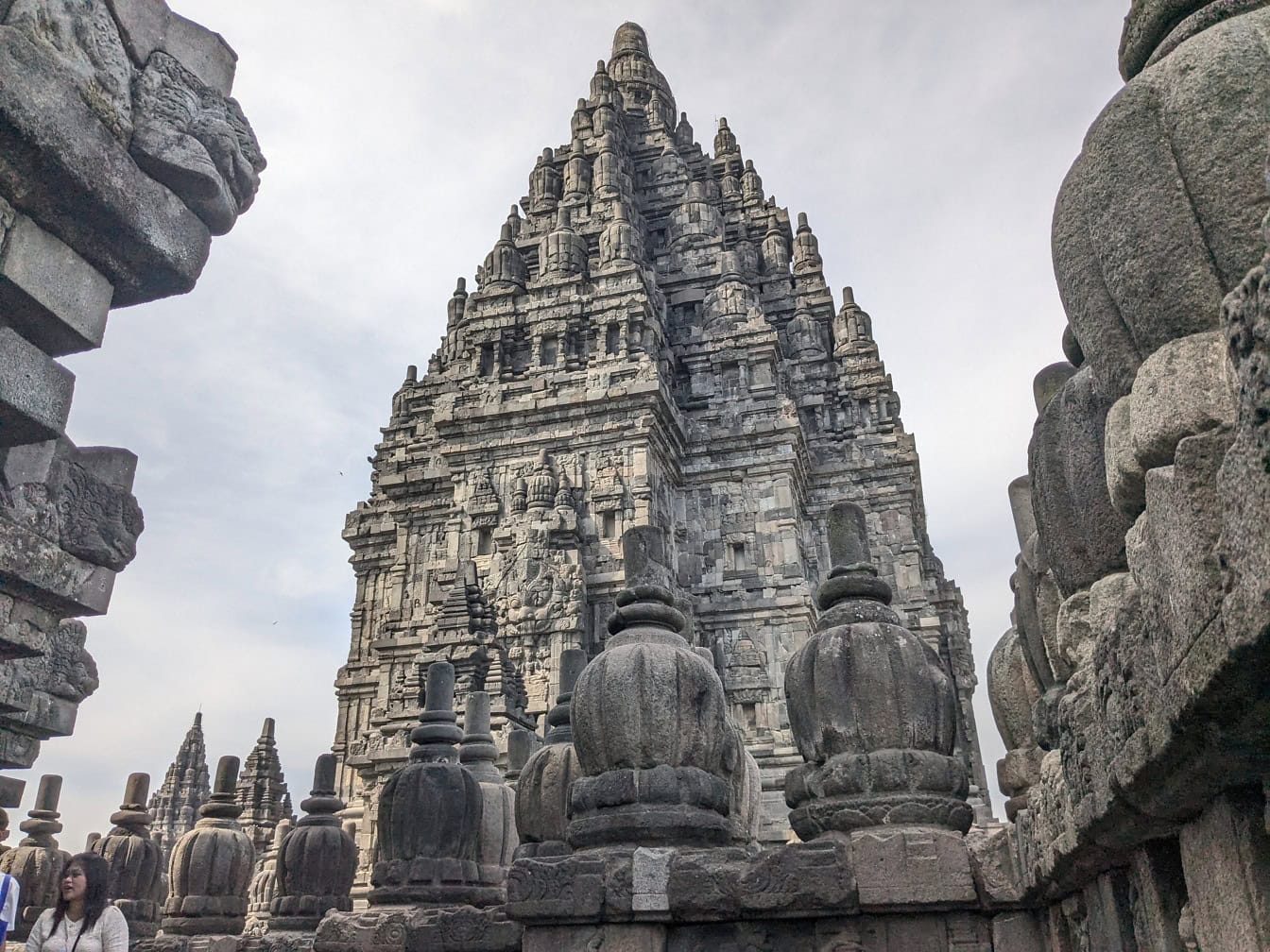 Slavná indická stavba ve tvaru pyramidy v chrámu Prambanan Candi v Indonésii na Jávě