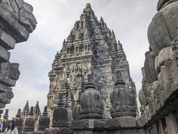 Berømt indisk bygning med en pyramideformet form ved Prambanan Candi Indonesia-templet på Java