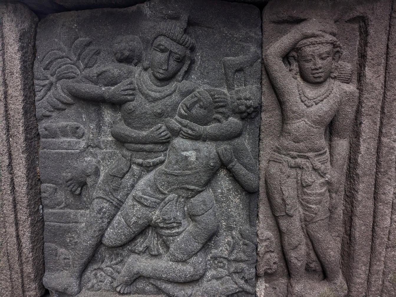 Steingjenstander fra 9. århundre av hinduistiske guder ved Candi Prambanan-tempelet i Indonesia