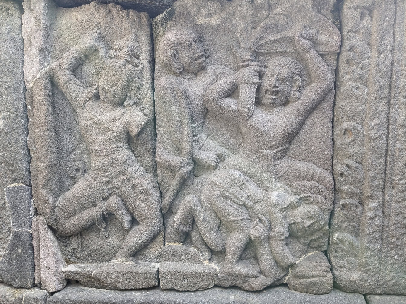 Artefacts sculptés dans la pierre au temple hindou Candi Prambanan ou Rara Jonggrang, un site du patrimoine mondial de l’UNESCO à Java, en Indonésie