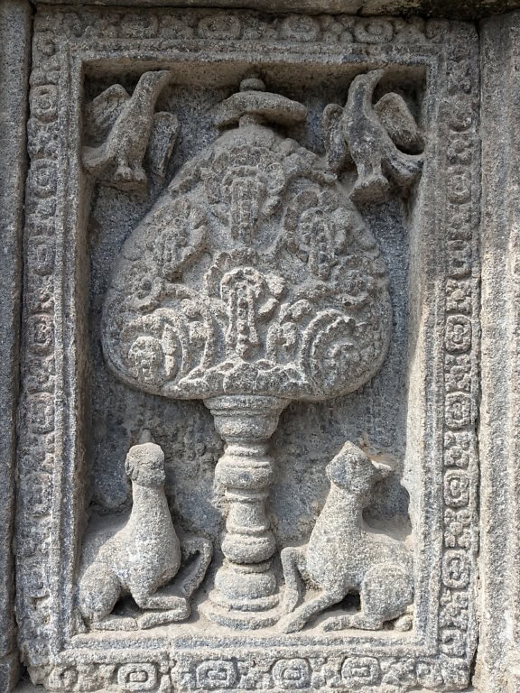 Relevos de pedra de animais e pássaros em Candi Prambanan, ou templo hindu de Rara Jonggrang na Indonésia