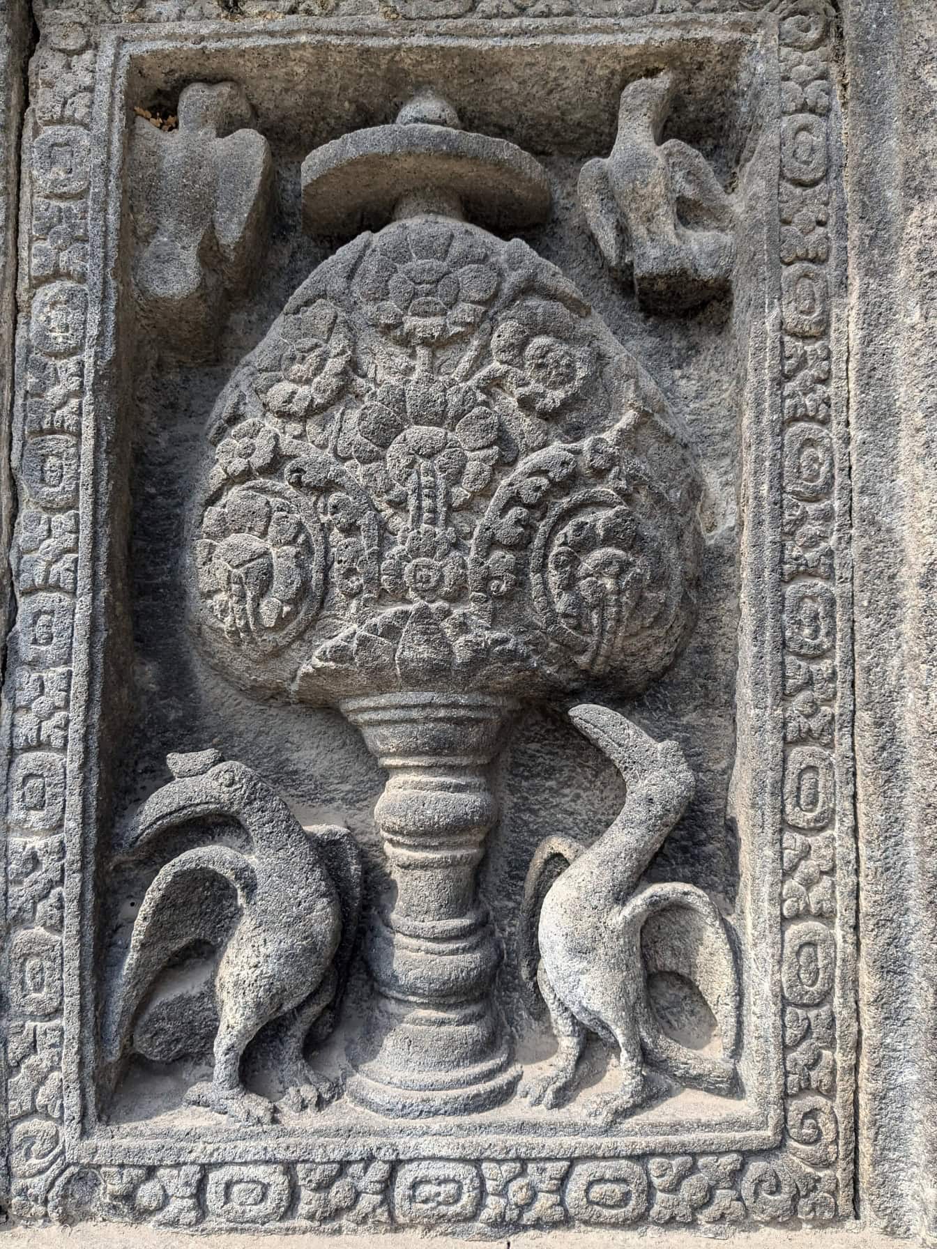 Relief batu yang indah di Candi Prambanan, atau candi Hindu Rara Jonggrang di Indonesia