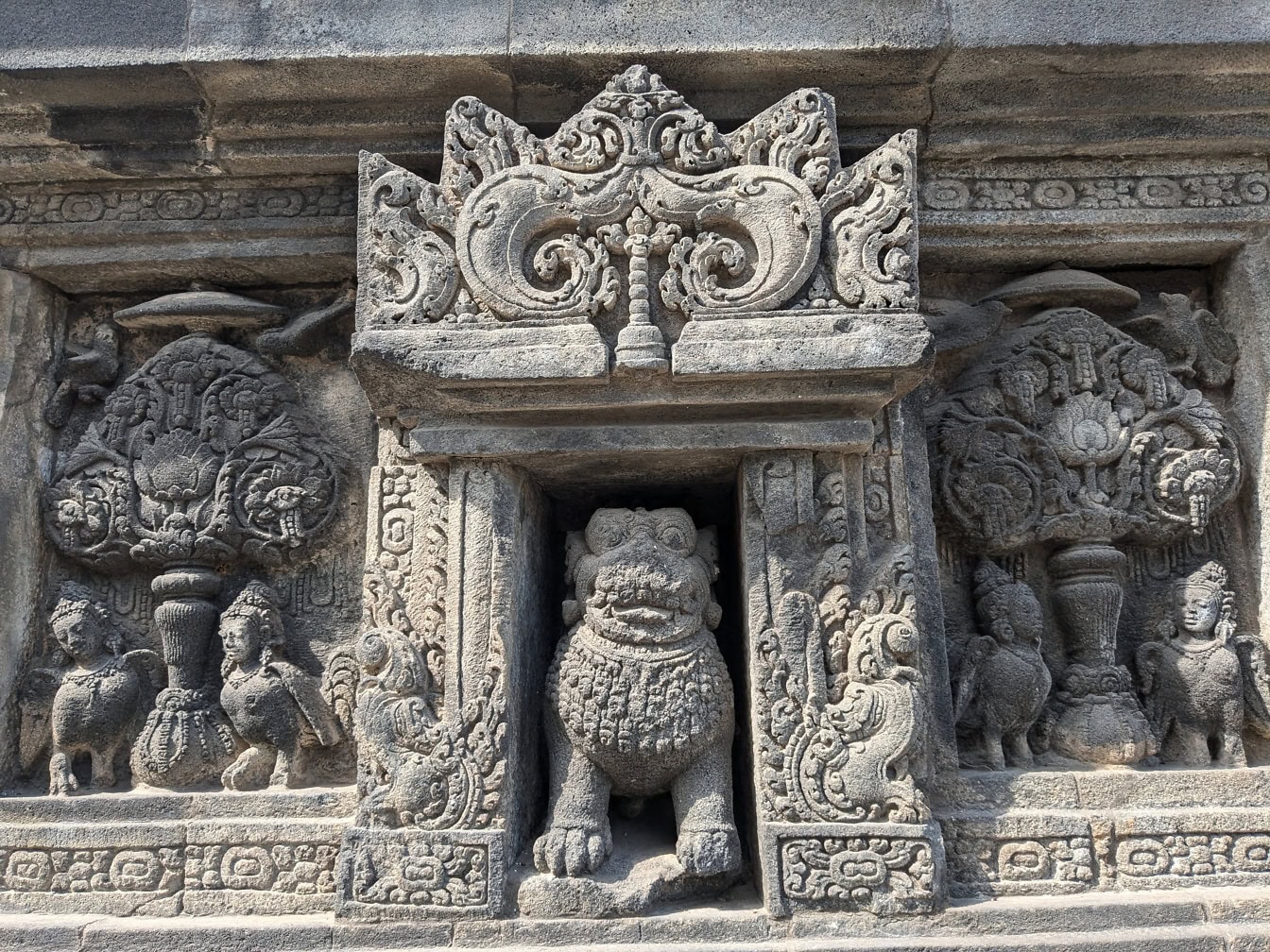 Detailliertes Steinrelief in Prambanan, einer hinduistischen Tempelanlage in Yogyakarta auf Java, Indonesien, die von der UNESCO geschützt wird