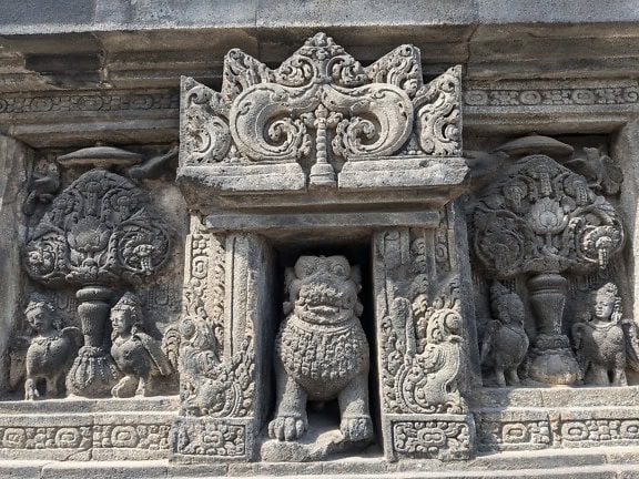 Relief detaliat din piatră la Prambanan, un complex de temple hinduse din Yogyakarta pe Java, Indonezia, un sit protejat UNESCO