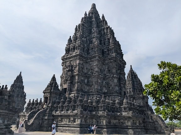 Tradisjonelt tempel i hinduismen, en stor steinbygning med mange tårn i Prambanan-tempelet i Indonesia