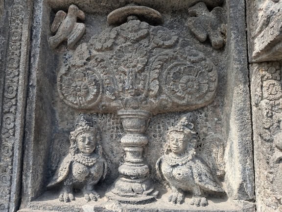 Hindu istenek ősi kőtárgyai a Candi Prambanan templomban, Jáván, Indonézia