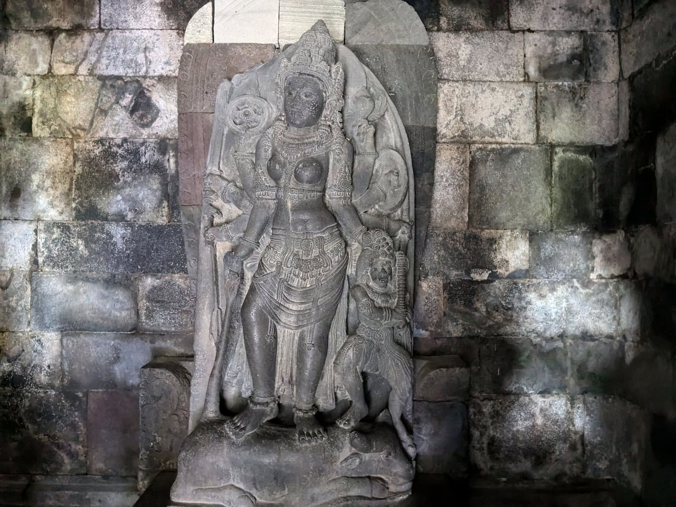 รูปปั้นเทพธิดา Durga ที่วัดพระอิศวรที่วัด Prambanan ในยอกยาการ์ตาในชวา ประเทศอินโดนีเซีย