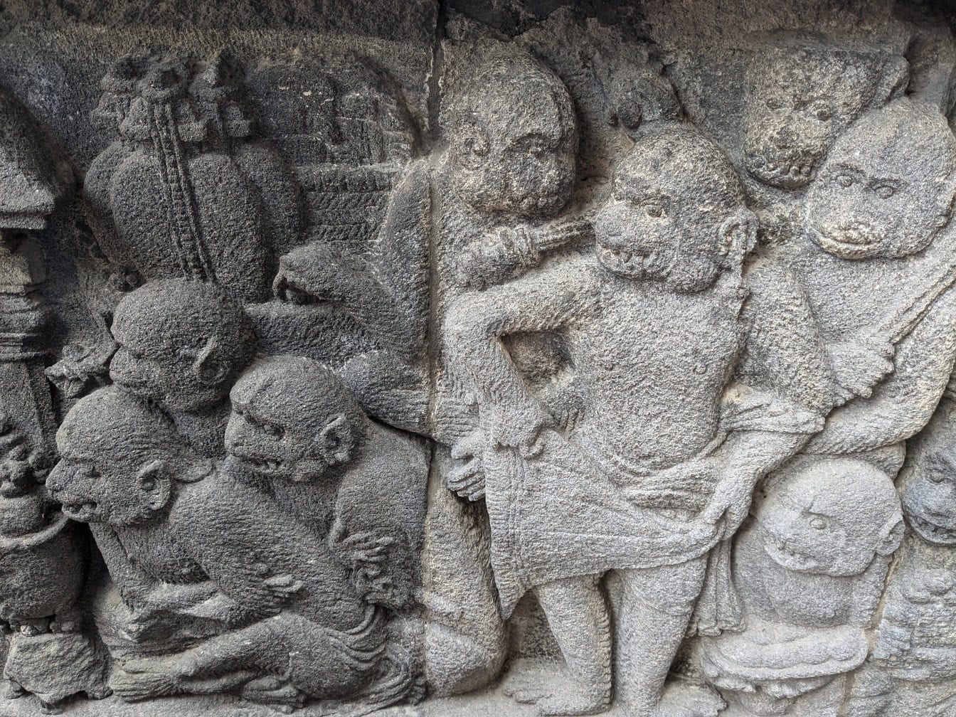 Relief batu tradisional Indonesia yang menggambarkan monyet dari mitologi Hindu