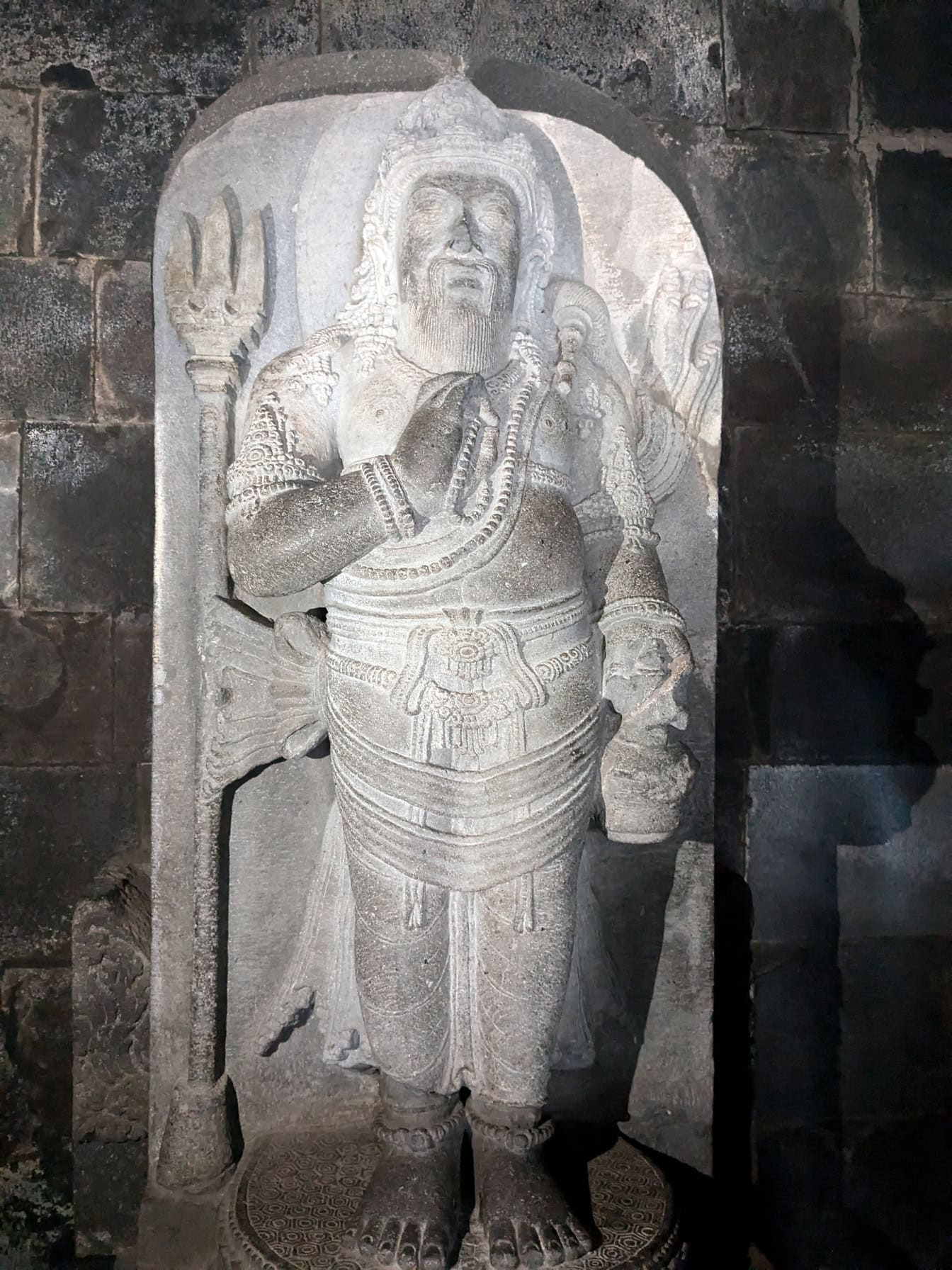 Statuie de piatră a înțeleptului Agastya, nepotul Domnului Brahma și fiul înțeleptului Pulastya, la templul Prambanan din Yogyakarta din Java, Indonezia