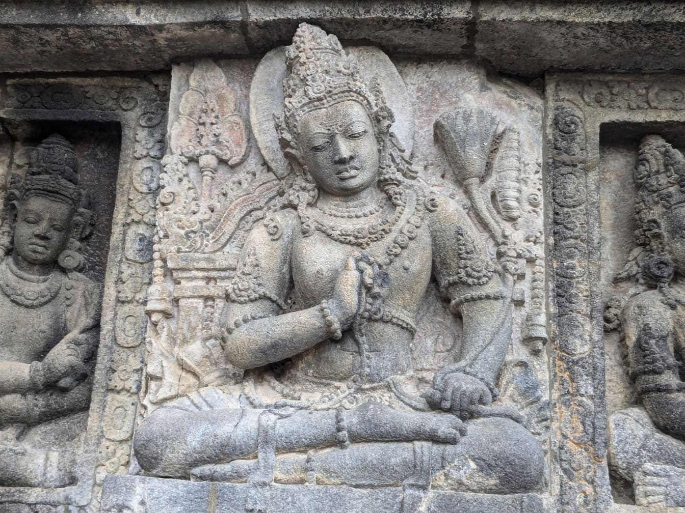 A hinduizmus istennőinek kőszobra Prambananban, egy hindu templomban, Yogyakartában, Jáván, Indonézia