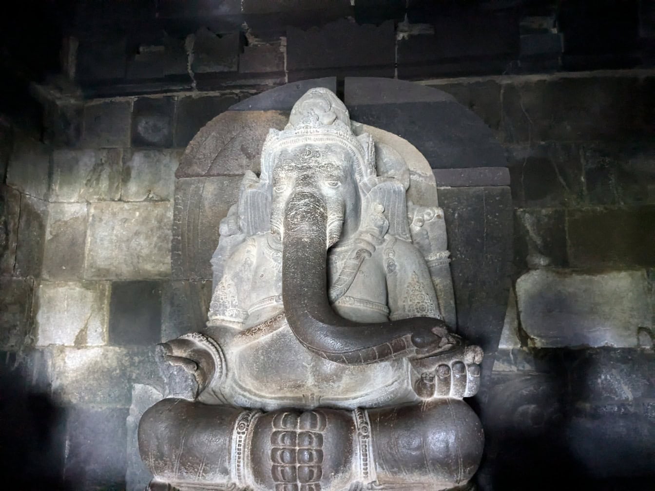 Patung batu abad ke-9 Dewa Hindu Ganesha di Candi Prambanan di Yogyakarta, pulau Jawa di Indonesia